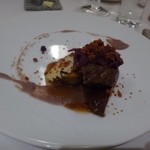 食堂セゾンドール - ◆佐賀牛イチボ牛炭火焼、小豆とレッドキャベツ。
      このお値段のコースでこの量のお肉を頂けるのは嬉しいですね。