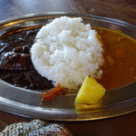 ハーフ&ハーフ（１０００円）カレーとハヤシ。これに、サラダとスープが付きます。