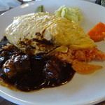 オムライス（９５０円くらい）ハヤシがかかっています。