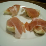 オレンジ - ②生ハムとイチジクの取り合わせ