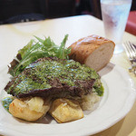 パリ4区 - 牛ハラミステーキと野菜・バターライス添え