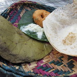 Hela Bojun food stalls - ワデ(Rs25)、アーッパ2枚(Rs10×2)、ハラッパ(値段失念)