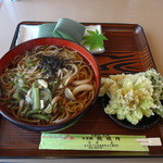 Imaijiyoutonogaito - 山菜蕎麦(奥のは、別で頼んだ笹すし)