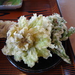 Imaijiyoutonogaito - 山菜蕎麦についてきた山菜の天ぷらアップ