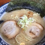 蔵 - 醤油&こってり&太麺。
            背脂少な目コールの仕上がりです。