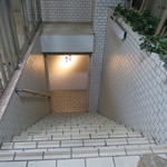 焼鳥 山もと - 28年5月　店への階段