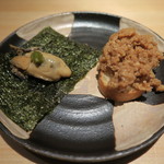 焼鳥 山もと - 28年5月　お通し　鶏そぼろバケット、牡蠣海苔