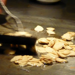 シャカ - ニンニクチップ（炒め中）