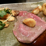 シャカ - 牛肉の薄切り。ニンニクを丸ごと包んで食べる。