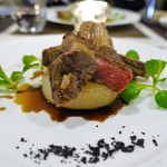 レストラン ピウ - 仔羊背肉の燻製
　キプロス島の竹炭の塩と雪室北あかりのドフィノワと共に