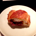 二条有恒 - 箸休めとして出てきたのはなんとフランスパンで作ったあんぱん。小倉の粒感が和風テイストを強調していて、見た目とのギャップを演出。