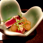 二条有恒 - 八寸：鰹雫。鰹のこの火入れ。雫の正体はちゃんと説明していただいているのですが…忘れました(´Д` )ゞ。