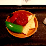 二条有恒 - 八寸：上から時計回りに、ミニトマトゼリー→ヤングコーン→スナップエンドウ。一度くり抜いて種と果汁？を使って作ったミニトマトのゼリーが超絶甘かったわぁ〜。