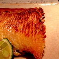 二条有恒 - このウロコ状に立ったこの焼き目、いかにも美味そう。パリパリとしっとりの双方をたっぷり堪能できます。香りの良さも炭火焼きならでは。さすがにこの炭火焼きは大将がつきっきりで焼いてくれます。