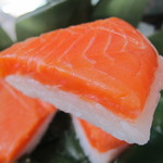 扇一 ます寿し本舗 - 鱒寿司一切れのアップ