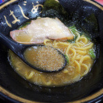 はじめ家 - 2016年5月2日(月)　ラーメン(並盛)660円＋新海苔４枚(50円)　擦りゴマ投入