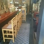 大衆中遊華食堂 八戒 - 店内(年季の入った居酒屋さんのようです)