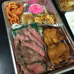 肉のくまき - ローストビーフと唐揚げのセット500円。おかずのみだと350円