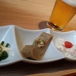 すし・魚処 のへそ - 日替り定食の前菜☆☆　真ん中の山葵漬けのかかったすり身が◎
            ビールにあう～！