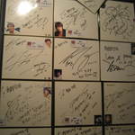 ４階には店内中処狭しと韓流スターのサインが。ｂｙ すぷちん