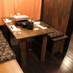 博多発祥 とり皮・もつ鍋 よのすけ - 掘りごたつ、テーブル席、カウンター席が御座います。※ご宴会出来る区切られた空間も御座いますので、お気軽にご相談ください