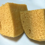 横浜大飯店 - 中華カステラ　マーラーカオ小　をカットした様子