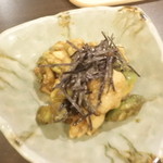 創作鉄板焼 鉄創 - 焼アボガドと鶏皮のわさび醤油和え