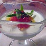 ラ スフォリーナ - イタリア産グリーンアスパラガスのビアンコマンジャーレに桜鱒とイクラをのせて