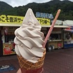 豊浜サービスエリア下り線 外売店 - いちごソフトクリーム