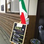 トラットリア・ノブ - この旗が目印