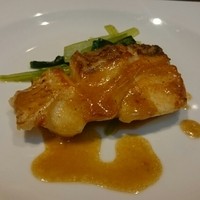 知喜多 横浜西口店 - 海鮮ソテー
                甘鯛のバター醤油ソース添え。皮目をしっかり焼いてあり、私好みでした(笑)