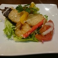 知喜多 横浜西口店 - シーフード入りサラダ
                海老とホタテ貝柱のソテーとの組合わせが美味しい