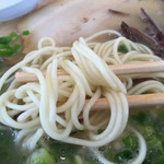長崎楼 - 2016年5月上旬  麺のアップ。今日はいつもより少しカタめに茹でられた麺。食感も良かったです。