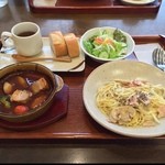 修善寺 no 洋食屋 - 自家製ポークシチューと本日のパスタ。本日のパスタはカルボナーラ。どちらもハーフサイズとのことだが、サラダとバゲット、スープも付いておりボリューム充分。イイね！