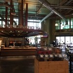 Whole Foods Market - バーも併設