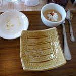 ぴっこらるーじゅ - ビュッフェタイプの小皿料理３品。ポテトサラダ、茸と牛蒡の炊合せ、キャラメルプリン。