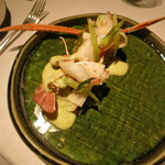 NARISAWA - 殻だけ焼いた静岡県産活き赤座海老　石川県産蕗の薹　東京都産立川の独活　蕗の薹のソース