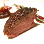 京都府産鴨肉　春菊と大蒜　ビーツのソース