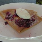 ザ・カフェ by アマン - ミックスベリーとピスタチオクリームのクレープ