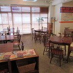 パウロニア - 広々した空間に木のテーブルとイスが並べられたシンプルな店内♪