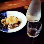 浅田 - 「きのこのおろし和え」￥400（税込）と「女鳥羽の泉（純米吟醸）」￥600（税込）