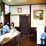 浅田 - レトロな店舗内観（会計、待合場所）