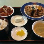 東東風 - 鶏肉からあげと酢豚定食 ¥1050