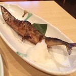 Dainingu Izakaya Kizuna - 秋刀魚の塩焼き
      お目当の鯛のカマ焼きが終わってしまっていたので、泣く泣くこちらをオーダー。
      この時期の秋刀魚は、旬でないので脂がイマイチでした。
      サッパリと頂けます。