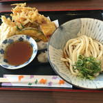 美味しいうどん屋 - ぶっかけうどん＋天ぷら盛り合わせ