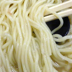 泰斗らーめん - 「とんこつらーめん」断面が丸い中細のストレートに近い麺