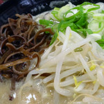泰斗らーめん - 「とんこつらーめん」キクラゲ・モヤシ・青ネギ
