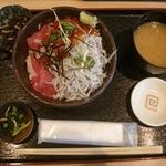 舵屋 - ‘釜揚げシラスとマグロ丼‘を注文