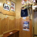 Ra-Men Doukutsuya - 店内の壁際には空席待ちのベンチが…人気のほどが伺えます