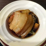 古月 - 豚バラ肉の軽い燻製、ターサイ添え